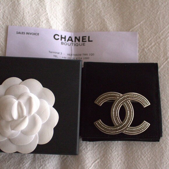 *NEW* CHANEL BROOCH - Picture 3 of 7